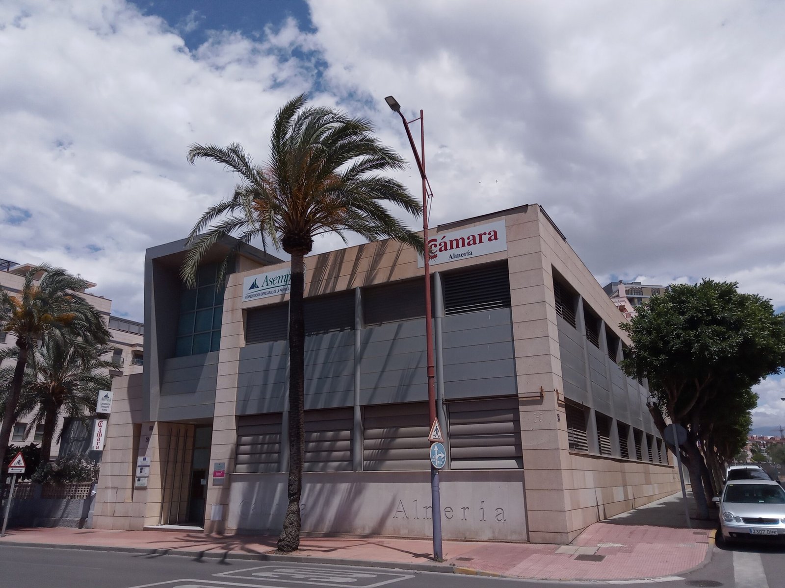 Fachada de la Cámara de Comercio de Almería en la avenida Cabo de Gata